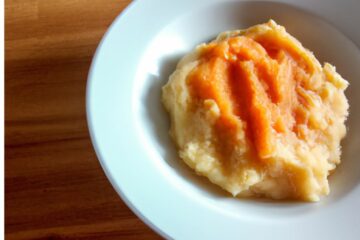 Babyhapje dat bestaat uit een stamppotje aardappel, wortel, pompoen, kip