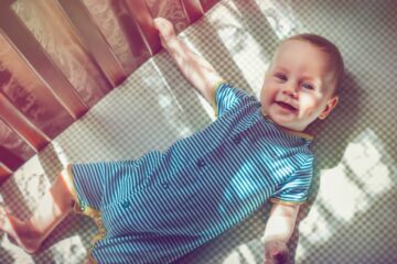 Baby draagt kleding in één van de babymaten