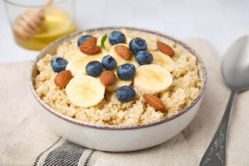 Schaaltje met quinoa ontbijtbowl met banaan en blauwe bessen