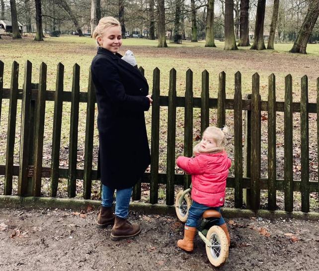 Moeder Eline met haar twee dochters, een baby én een peuter.