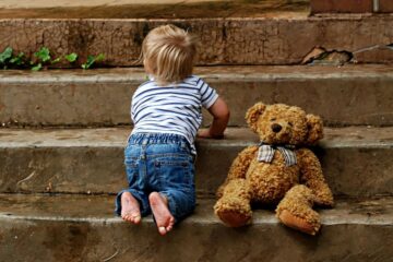 Kindje raakt knuffel kwijt