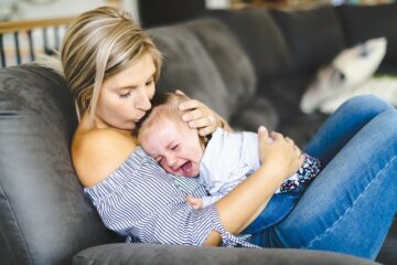 Wachstumsschub beim Baby. Mutter versucht ihr Baby zu beruhigen