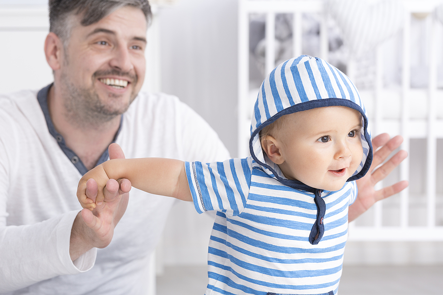 Baby 25 Wochen Vater trainiert die Bewegungen seines Kindes