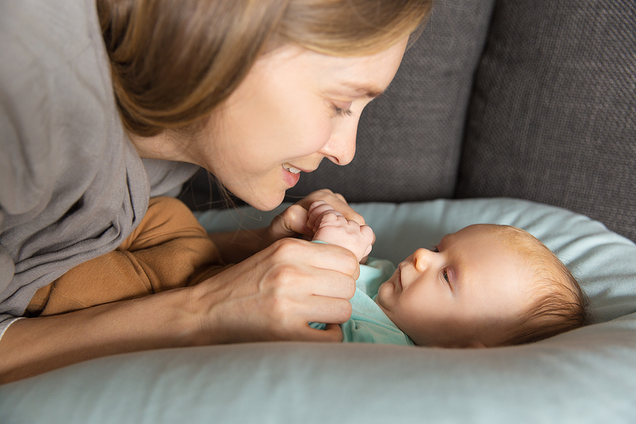 Baby 17 Wochen - Mutter spricht mit Baby