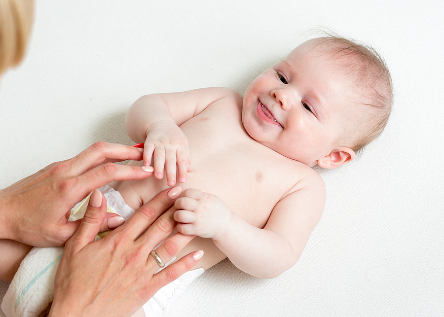 Baby 17 Wochen - Mutter spielt mit ihrem Baby ein Spiel