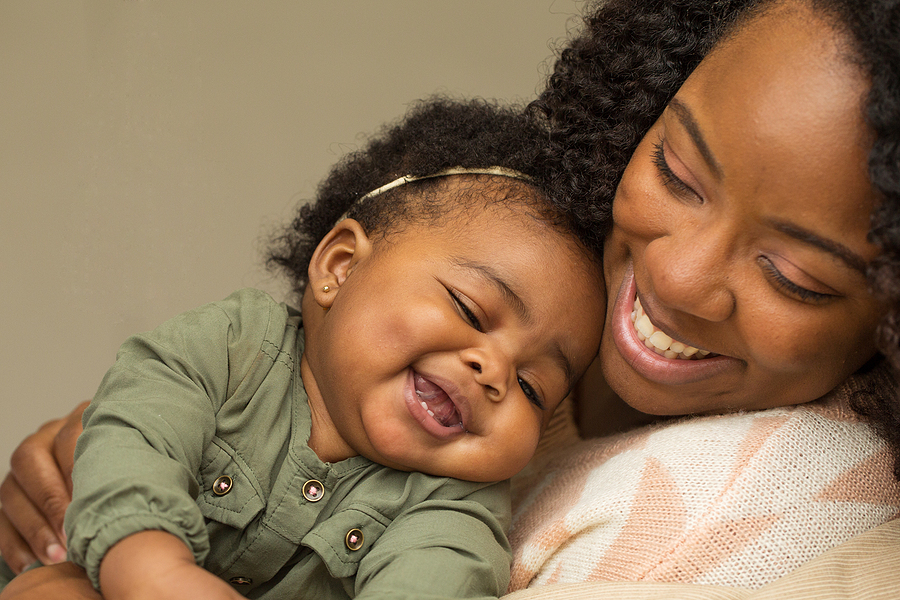 Baby 25 Wochen Mutter und Tochter kuscheln