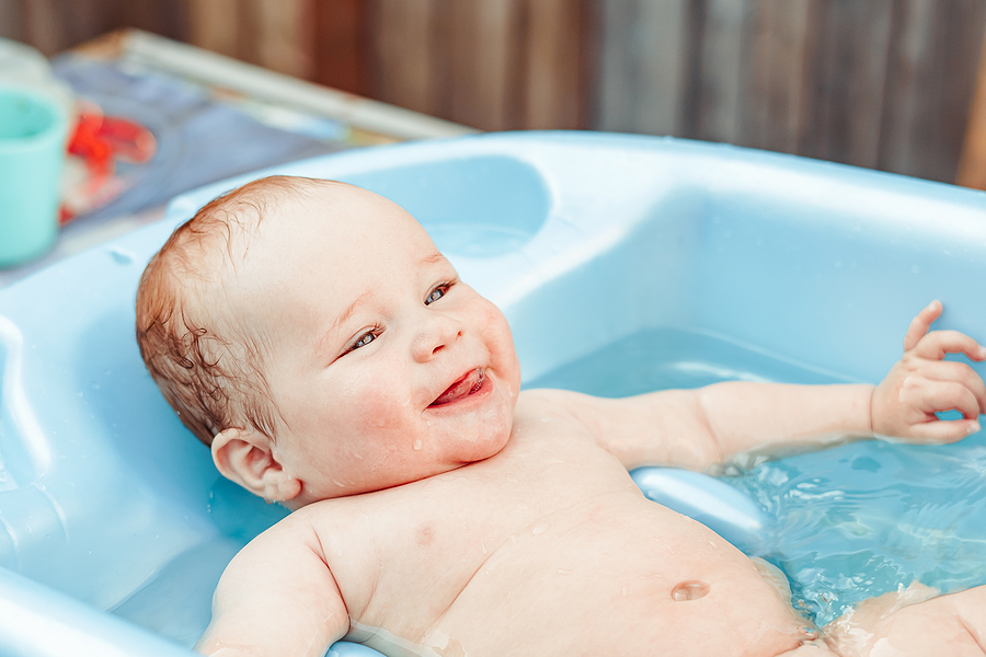 Baby 18 Wochen wird gebadet und lacht