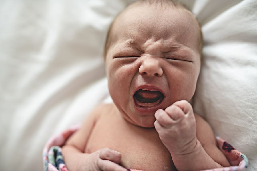 Baby weint, da es dadurch mit der Mutter kommuniziert