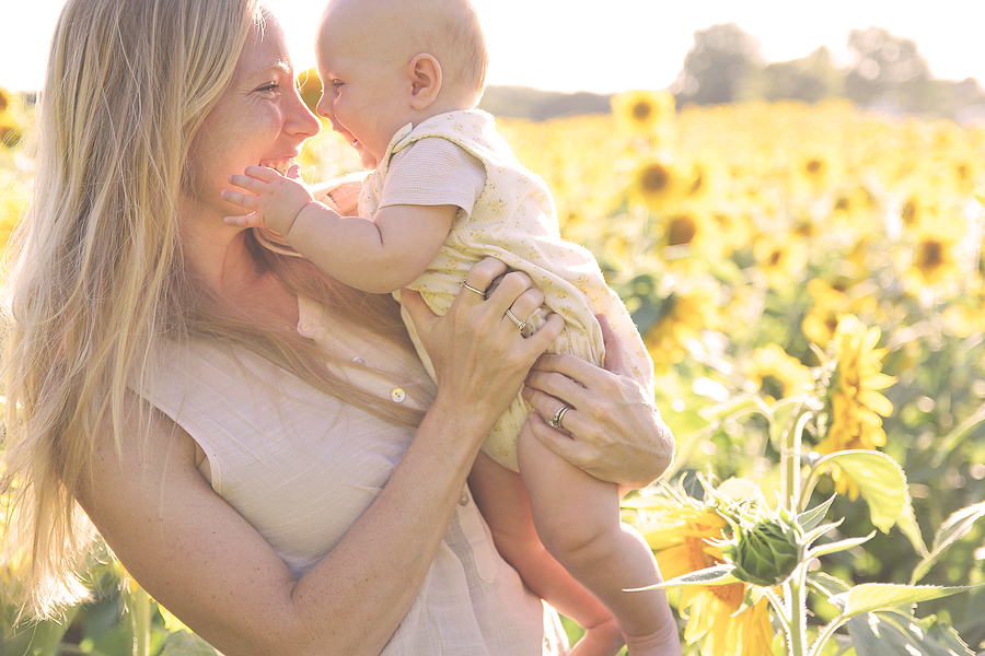 Mama und ihr Baby verbringen die Freizeit draußen