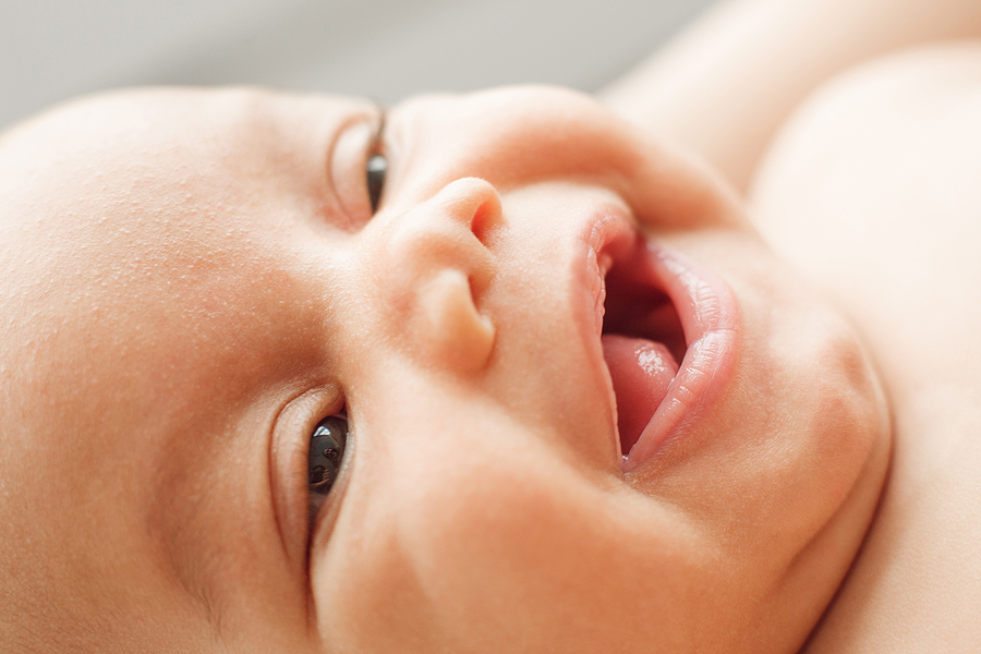 Baby 18 Wochen Großaufnahme lachendes Gesicht