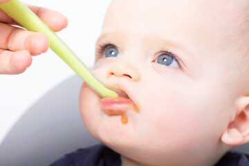 Beikost 6. Monat Großaufnahme eines Babys das gefüttert wird