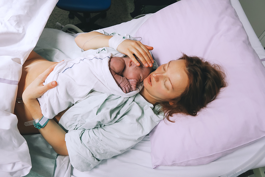 Übersicht Anästhesie bei der Geburt: Mama kuschelt mit ihrem Neugeborenen nach der Geburt.