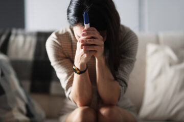 Frau ist trotz Pille schwanger.