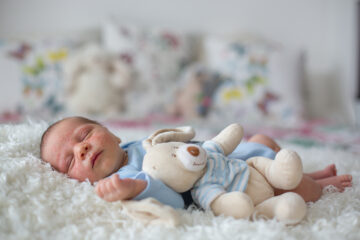 Baby mit Babyakne schläft friedlich.