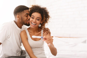 Pärchen macht einen Ovulationstest.