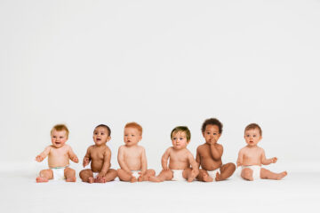 Babynamen - Babys sitzen nebeneinander in einer Reihe