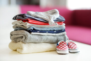 Ein Haufen Babyklamotten.