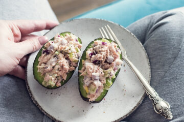 Thunfisch in der Schwangerschatf auf einer Avocado zubereitet