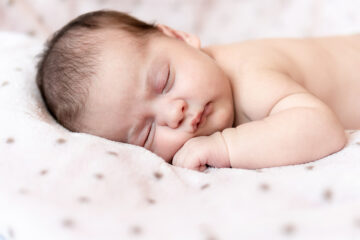 Babynamen 2021 - Baby sdchläft ruhig auf dem Bauch