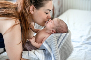 Auch Mamas Gesundheit ist wichtig. Mama kuschelt mit ihrem Baby.