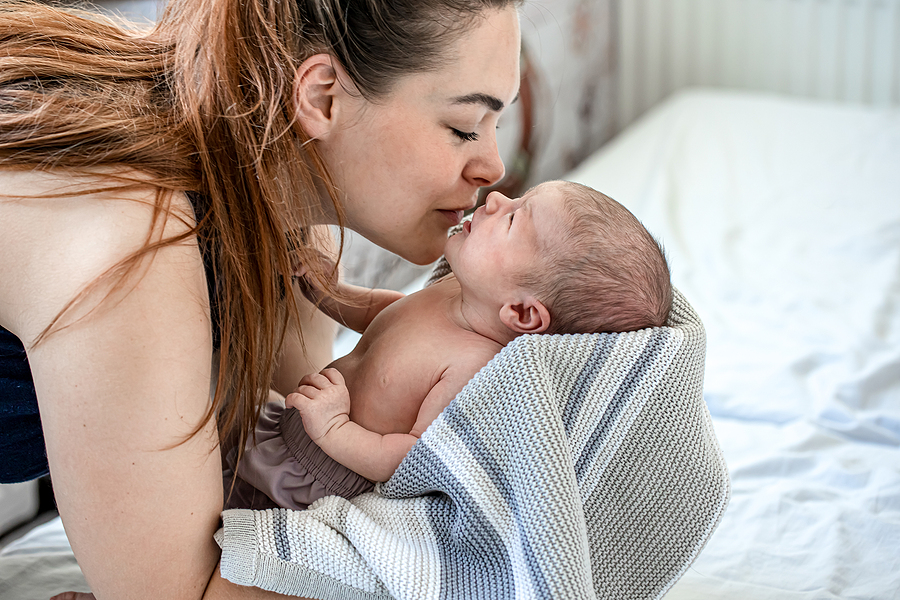 Auch Mamas Gesundheit ist wichtig. Mama kuschelt mit ihrem Baby.