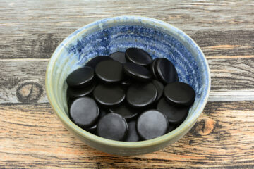 Schale gefüllt mit Lakritz steht auf einem Tisch