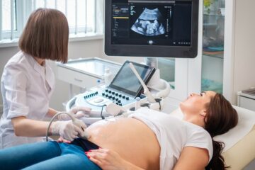 Schwangere bekommt einen Ultraschall bei der Frauenärztin gemacht