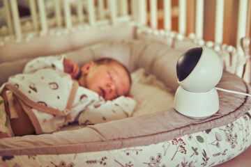 Baby schläft tief und fest neben einem Babyfon.