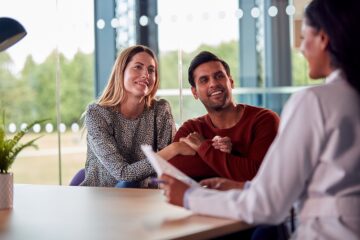 Ein Paar erfährt von ihrem Arzt, ob es mit der Samenspende geklappt hat.