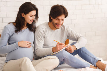 Ein Paar überlegt, welchen biblischen Vornamen sie für ihr Baby schön finden.