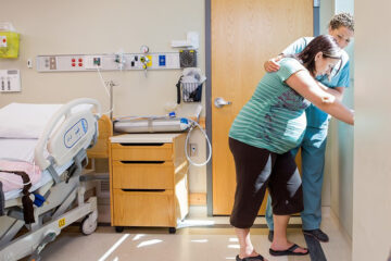 Natürliche Schmerzmittel: Eine Gebärende veratmet ihre Wehen und wird von ihrer Hebamme unterstützt.