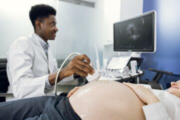 Chorionzottenbiopsie: Frauenarzt untersucht Schwangere mit einem Ultraschallkopf