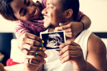 Ein Paar hält nach einer Insemination endlich ein Ultraschallbild ihres Babys in der Hand.