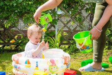 Sommerbaby: Baby badet im Garten