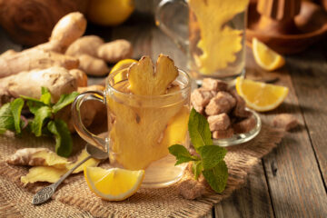 Ingwer in der Schwangerschaft. Eine Tasse Ingwertee steht auf dem Tisch.