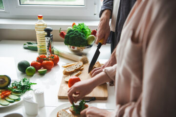 Paar ernährt sich gesund, um schwanger zu werden.