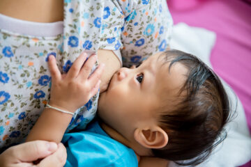 Mama ernährt sich gesund, während sie ihr Baby stillt.