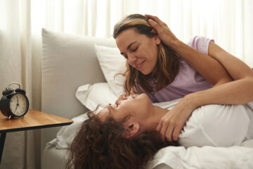 Unfruchtbarkeit: Pärchen kuschelt im Bett.