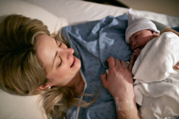 Baby wurde mithilfe des Kristeller-Handgriffs geboren und Mama kann endlich kuscheln.