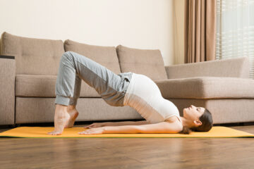 Schwangere macht Beckenbodentraining.