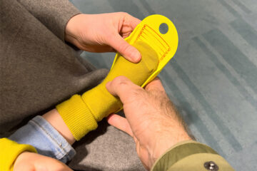 Verkäuferin misst Babys Schuhgröße.