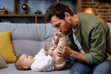 Strom sparen: Papa spielt mit seinem Baby.