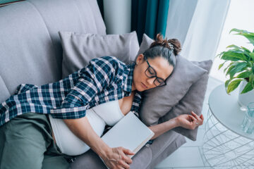 Anämie: Schwangere liegt schlafend auf der Couch