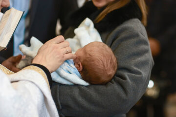Fürbitten für die Taufe werden vorgelesen.