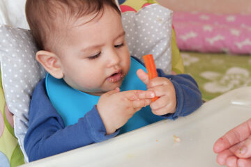 Baby led weaning: Baby isst Fingerfood
