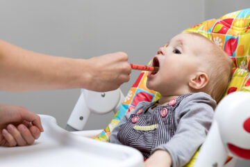 Baby bekommt Hustensaft.