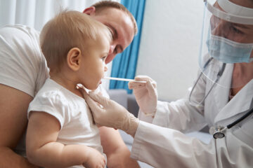 Doktor macht einen Abstrich für RSV.