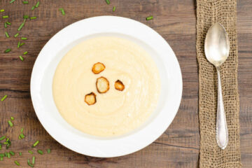 Ernährung Schwangerschaft: Apfel-Pastinakensuppe steht auf dem Tisch.