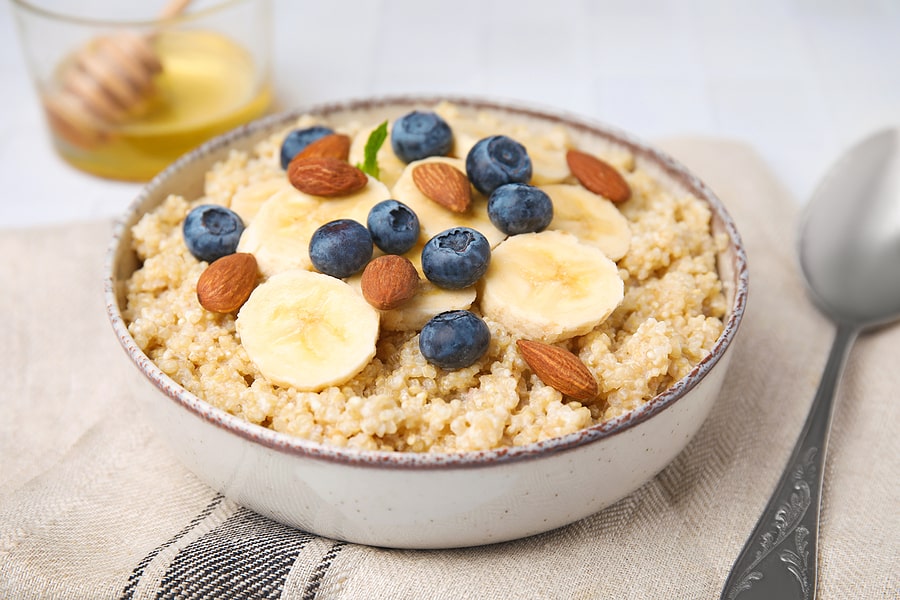 Quinoa-Frühstücksbowl mit Banane und Heidelbeeren – 24Schwanger.de