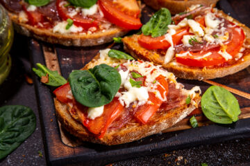 Pizzabrötchen mit Tomaten und Käse